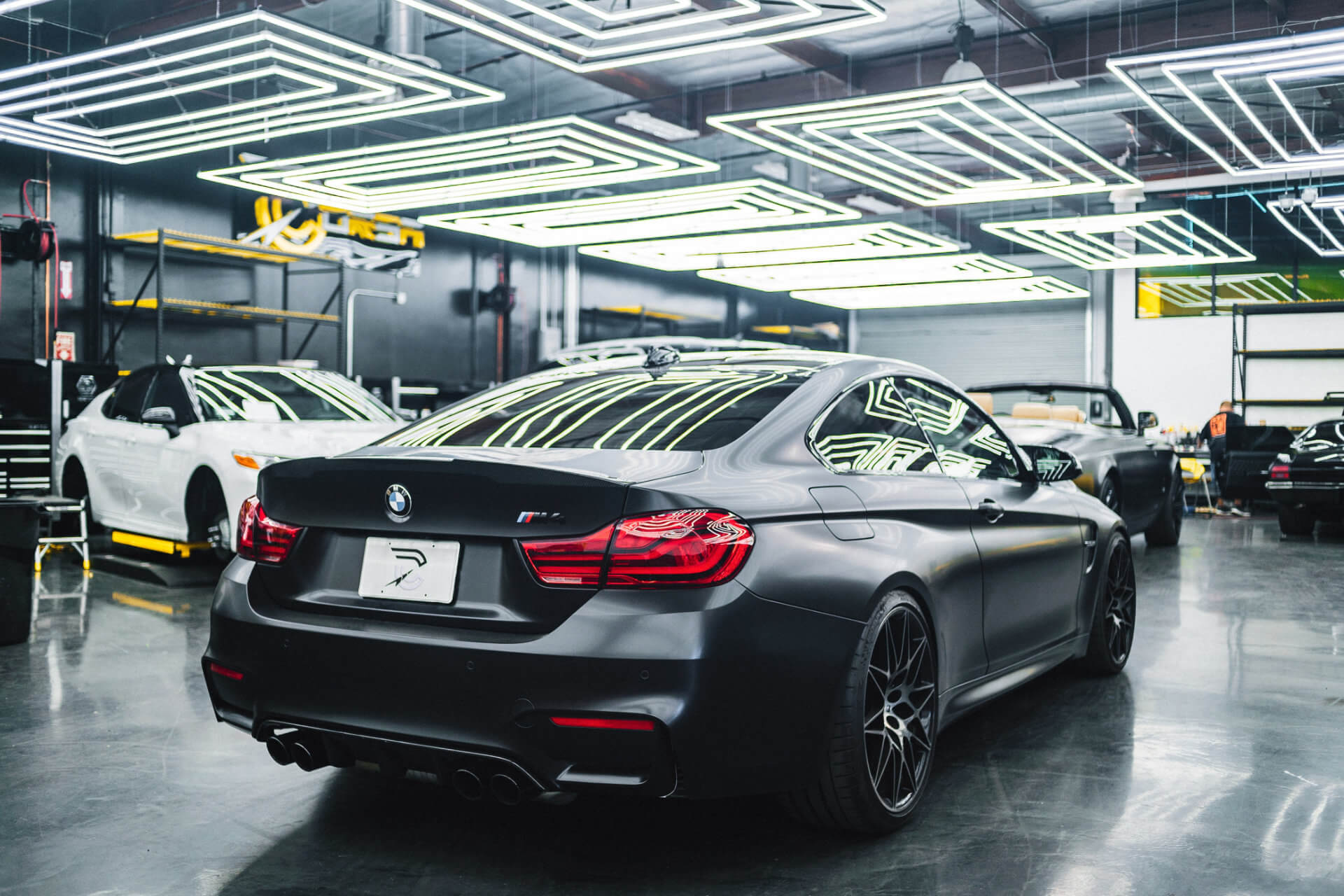 Garáž s autem BMW